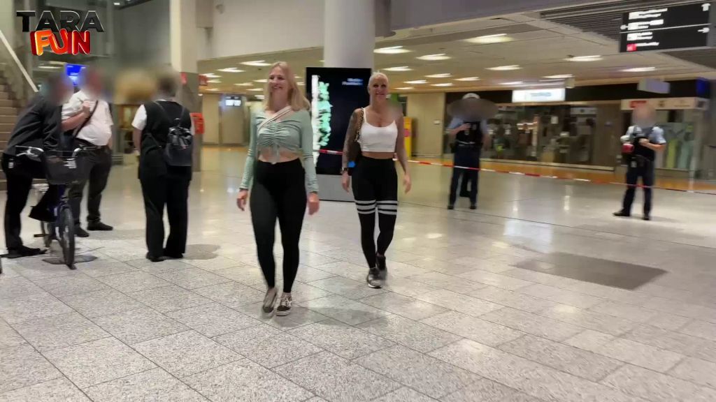 sexy foto nr. 4 von Alle Toiletten besetzt - Dann pissen wir eben ins Parkhaus!