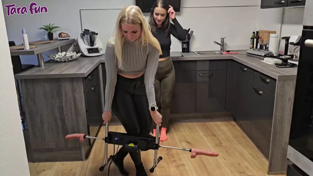 sexy foto nr. 1 von Notgeiler Freundin mit FICKMASCHINE die PUSSY gesprengt!