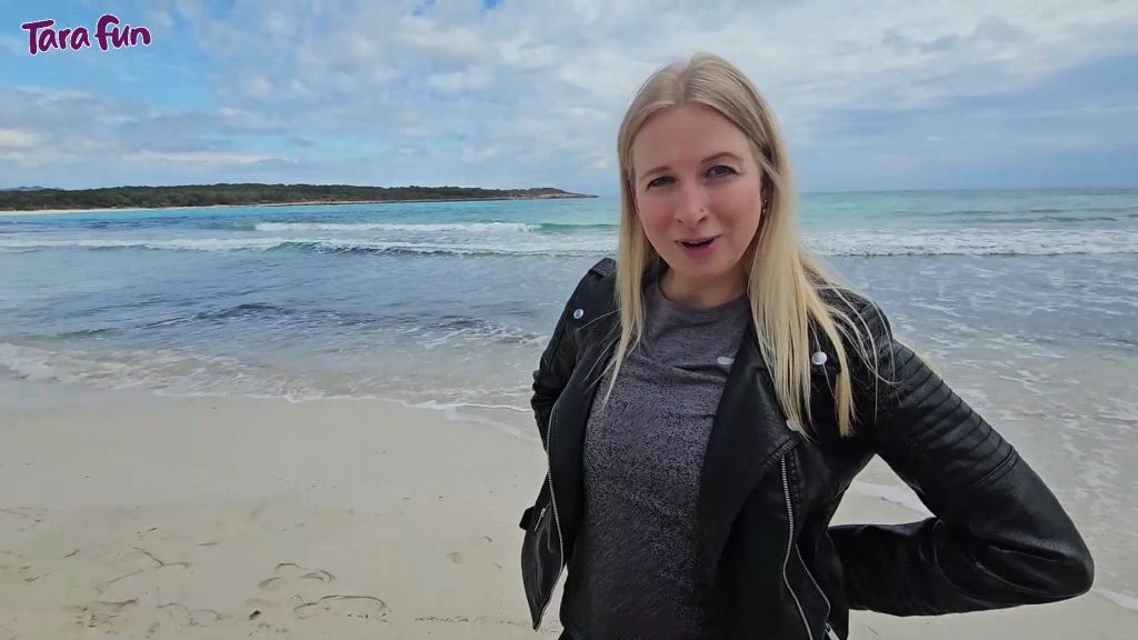 sexy foto nr. 1 von PVC FETISCH - Mit Gummistiefeln im Meer