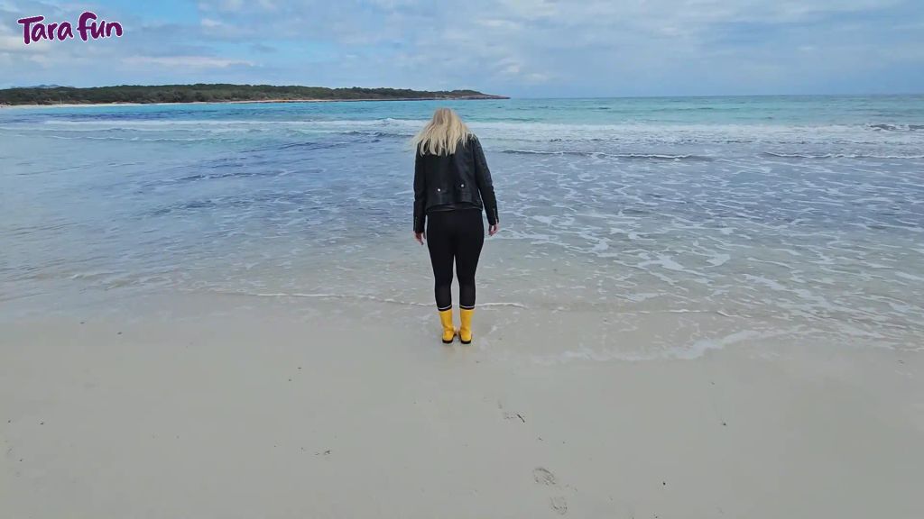 sexy foto nr. 2 von PVC FETISCH - Mit Gummistiefeln im Meer