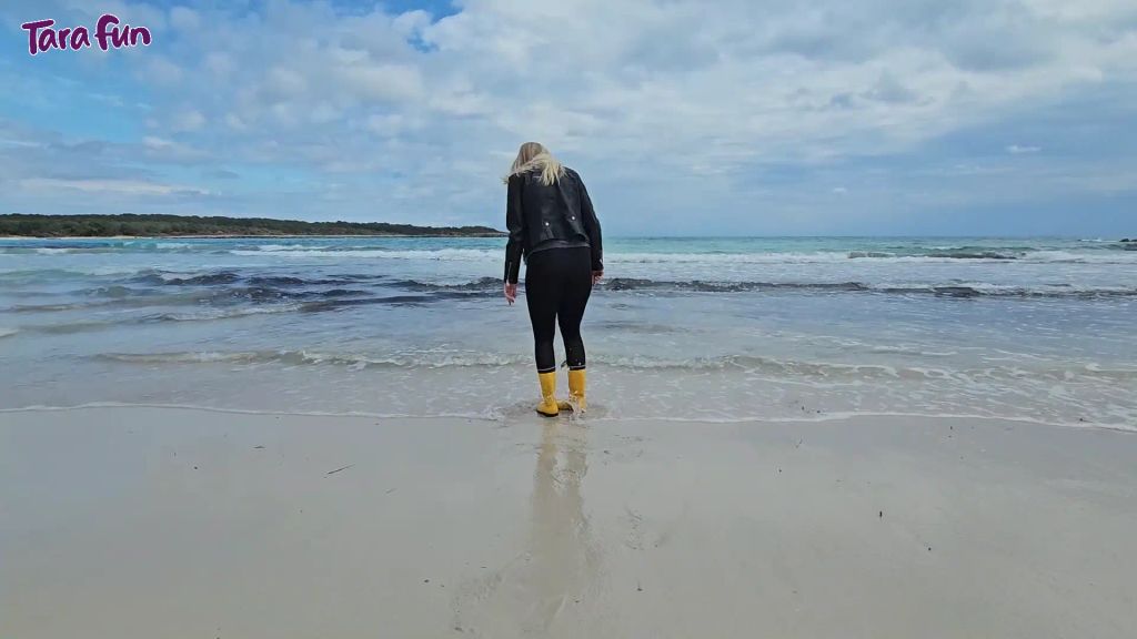 sexy foto nr. 3 von PVC FETISCH - Mit Gummistiefeln im Meer