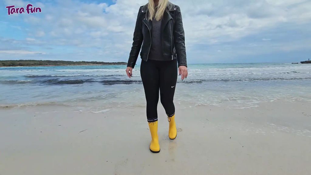 sexy foto nr. 4 von PVC FETISCH - Mit Gummistiefeln im Meer