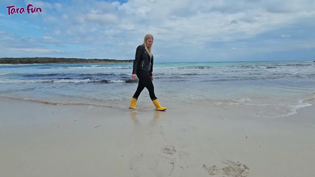 sexy foto nr. 5 von PVC FETISCH - Mit Gummistiefeln im Meer