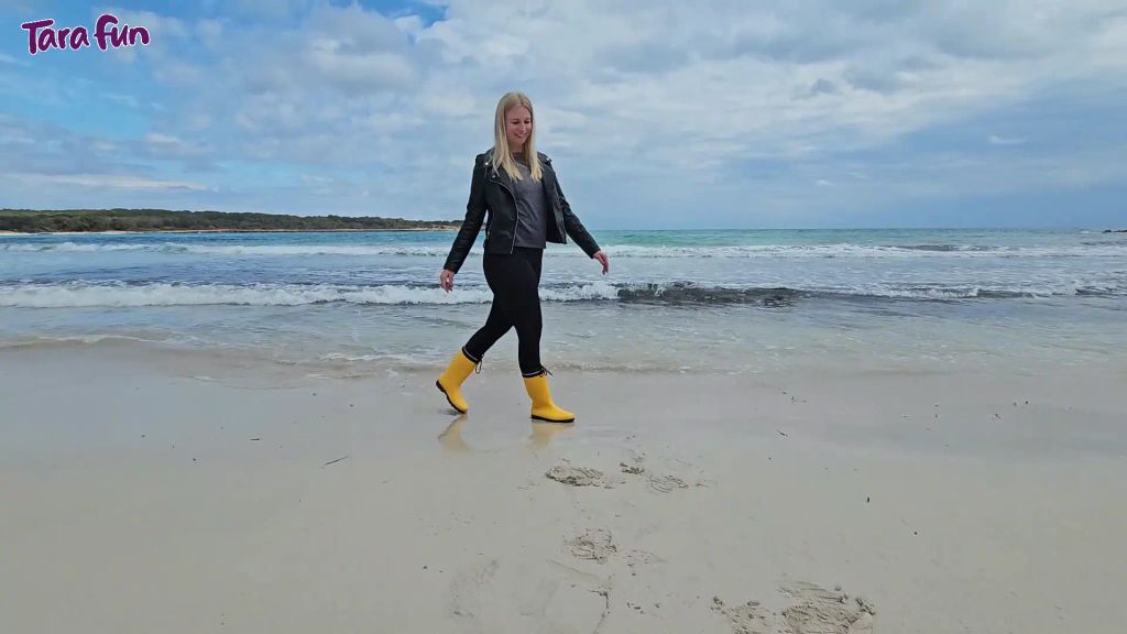 sexy foto nr. 6 von PVC FETISCH - Mit Gummistiefeln im Meer