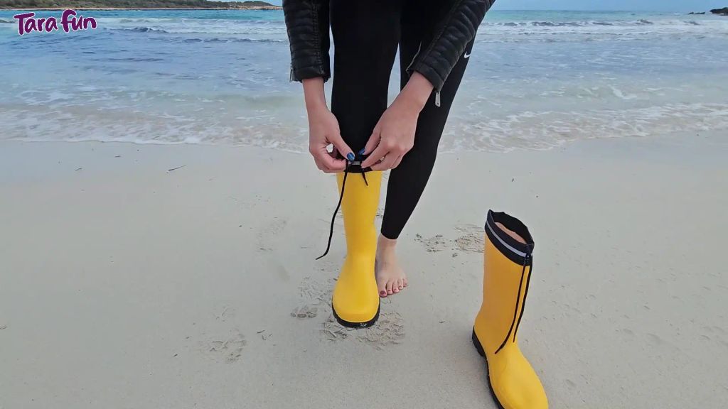 sexy foto nr. 7 von PVC FETISCH - Mit Gummistiefeln im Meer