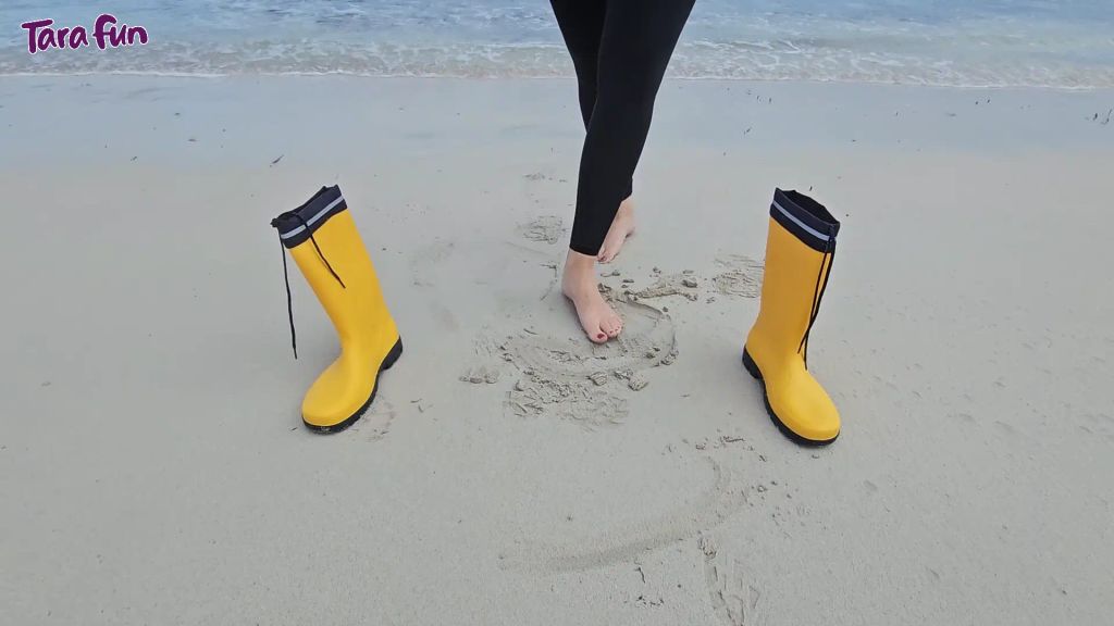 sexy foto nr. 8 von PVC FETISCH - Mit Gummistiefeln im Meer