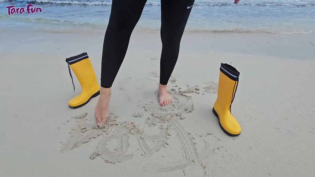sexy foto nr. 9 von PVC FETISCH - Mit Gummistiefeln im Meer