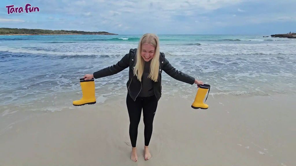 PVC FETISCH - Mit Gummistiefeln im Meer