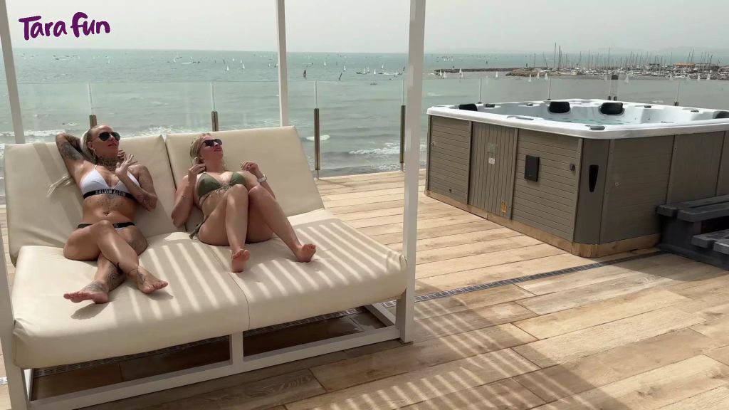 sexy foto nr. 1 von Zwei heiße BITCHES verführen Poolboy