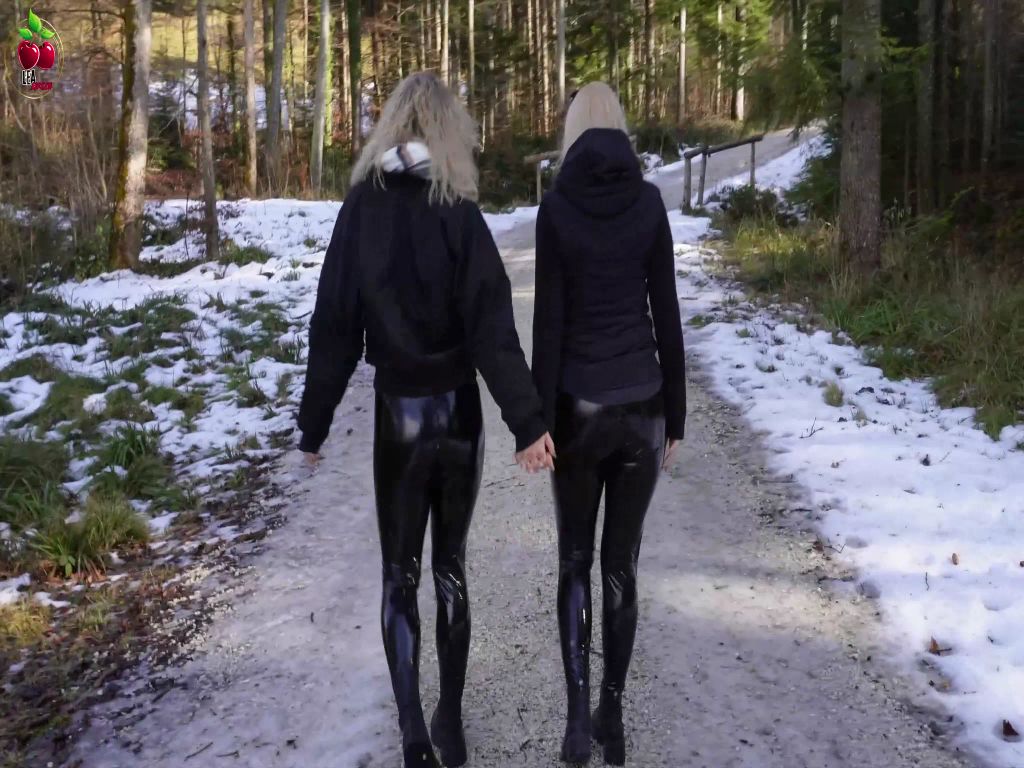 sexy foto nr. 1 von PUBLIC PISS IM SCHNEE Lack-Bitches on Tour! Leckst du uns?