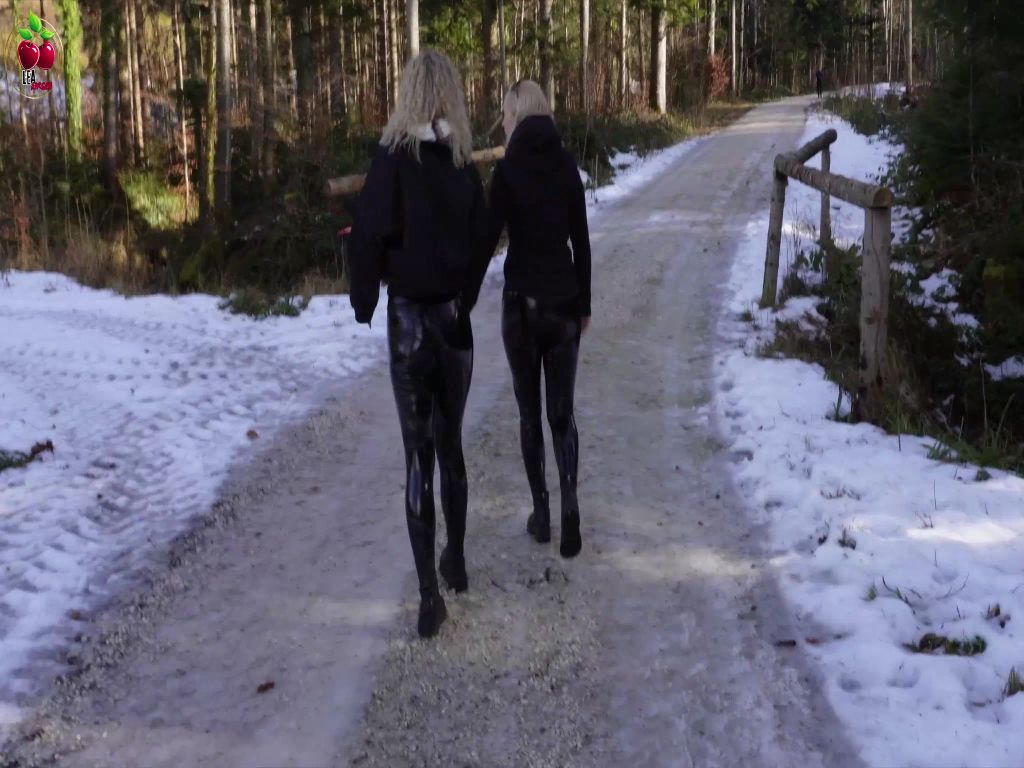 sexy foto nr. 4 von PUBLIC PISS IM SCHNEE Lack-Bitches on Tour! Leckst du uns?