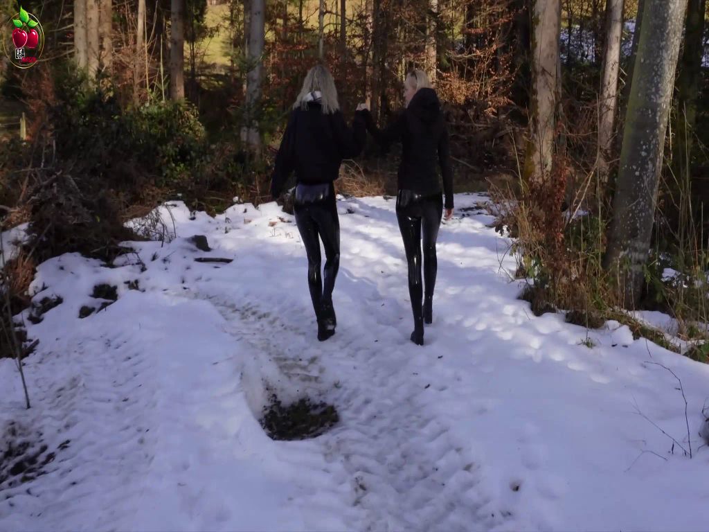 sexy foto nr. 5 von PUBLIC PISS IM SCHNEE Lack-Bitches on Tour! Leckst du uns?