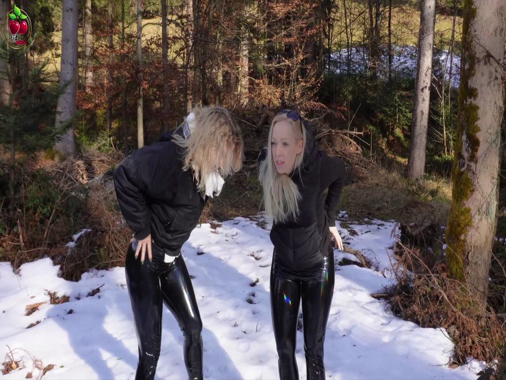 sexy foto nr. 6 von PUBLIC PISS IM SCHNEE Lack-Bitches on Tour! Leckst du uns?