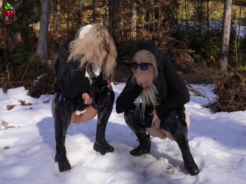 sexy foto nr. 7 von PUBLIC PISS IM SCHNEE Lack-Bitches on Tour! Leckst du uns?