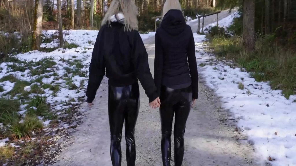 PUBLIC PISS IM SCHNEE Lack-Bitches on Tour! Leckst du uns?