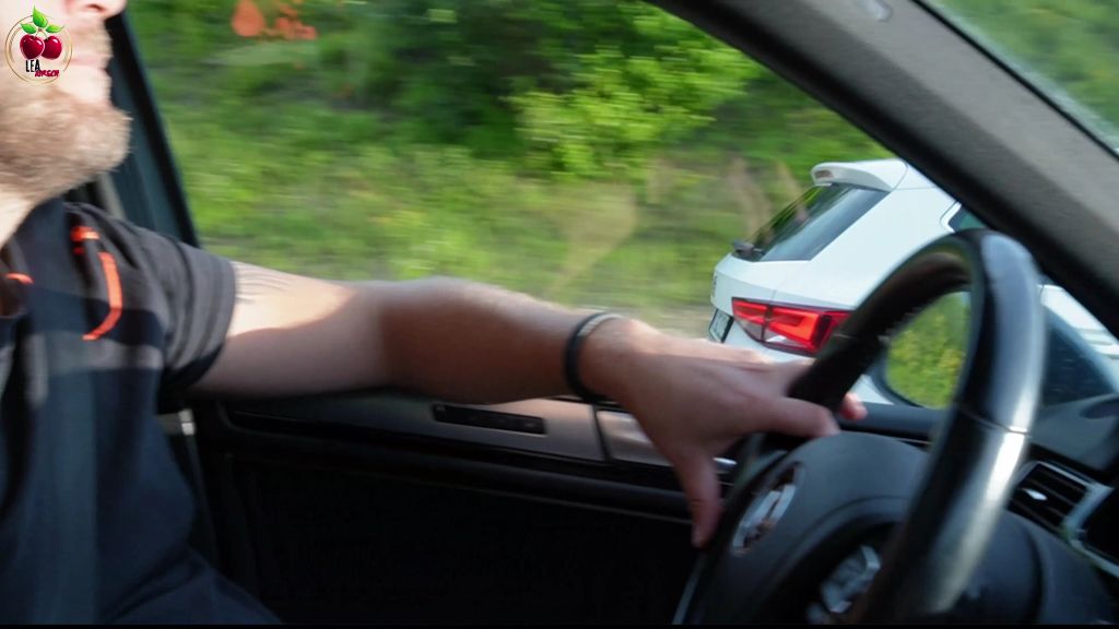 sexy foto nr. 3 von AUTO-PORNO quer durch die Stadt! XXXL-Cumshot fürs Schlampen