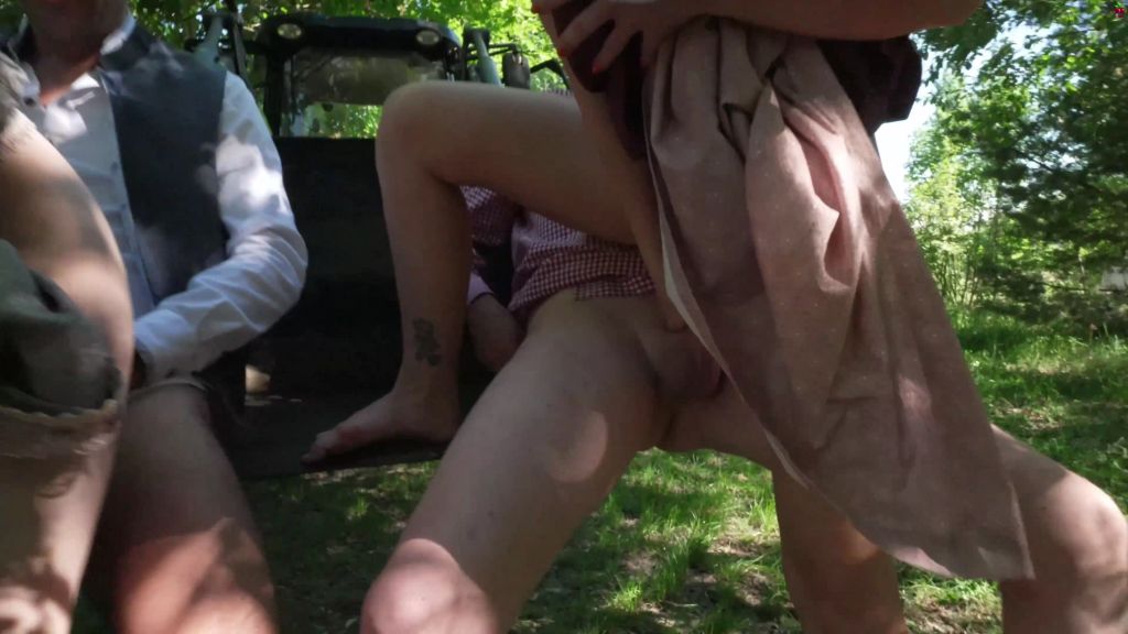 sexy foto nr. 9 von Outdoor Dirndl Orgie: 3 geile Schlampen blasen Bauer & Sohn