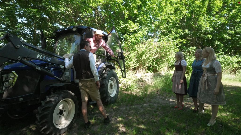Outdoor Dirndl Orgie: 3 geile Schlampen blasen Bauer & Sohn