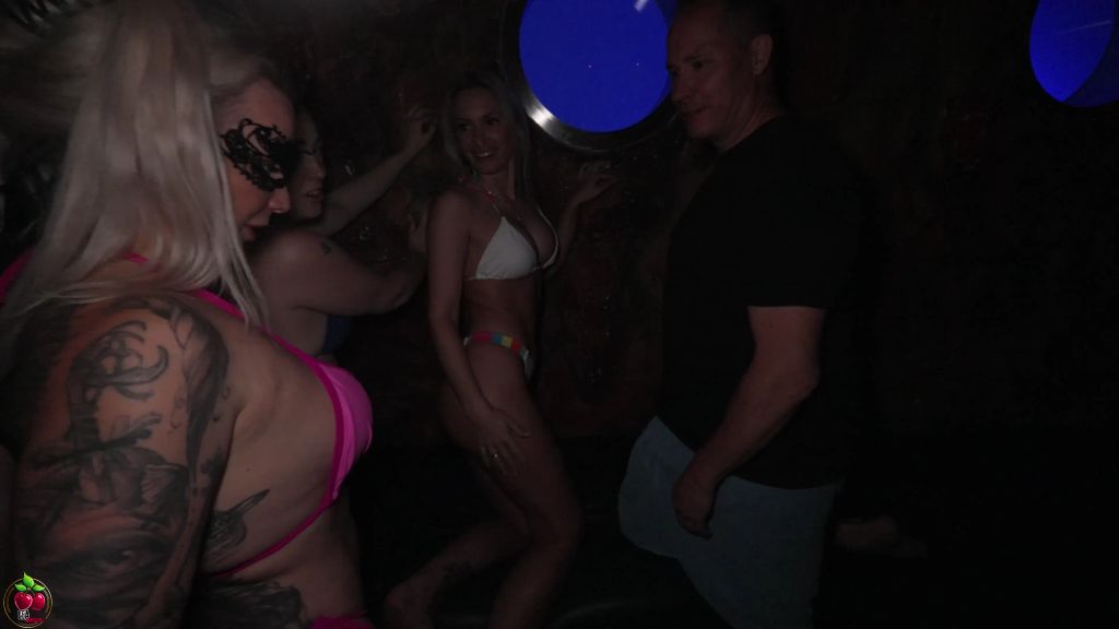 Vorschaubild 2 zum Video „ERWISCHT im Swingerclub-Pool: 3 Girls ficken Hausmeister bla“