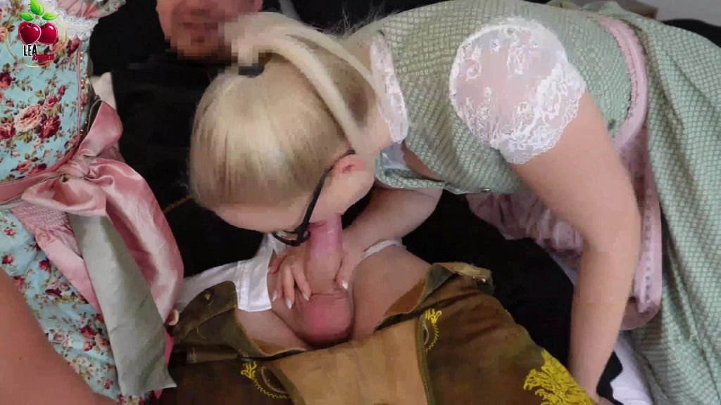 Vorschaubild 2 zum Video „QUICKIE PAUSE AUF DER WIESEN | Geile DIRNDL- FOTZEN“