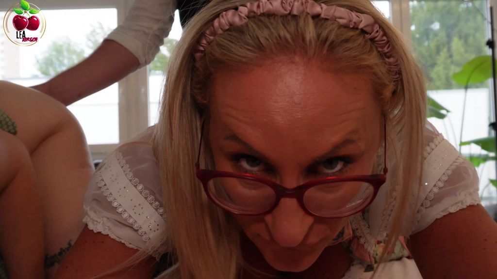 Vorschaubild 8 zum Video „QUICKIE PAUSE AUF DER WIESEN | Geile DIRNDL- FOTZEN“