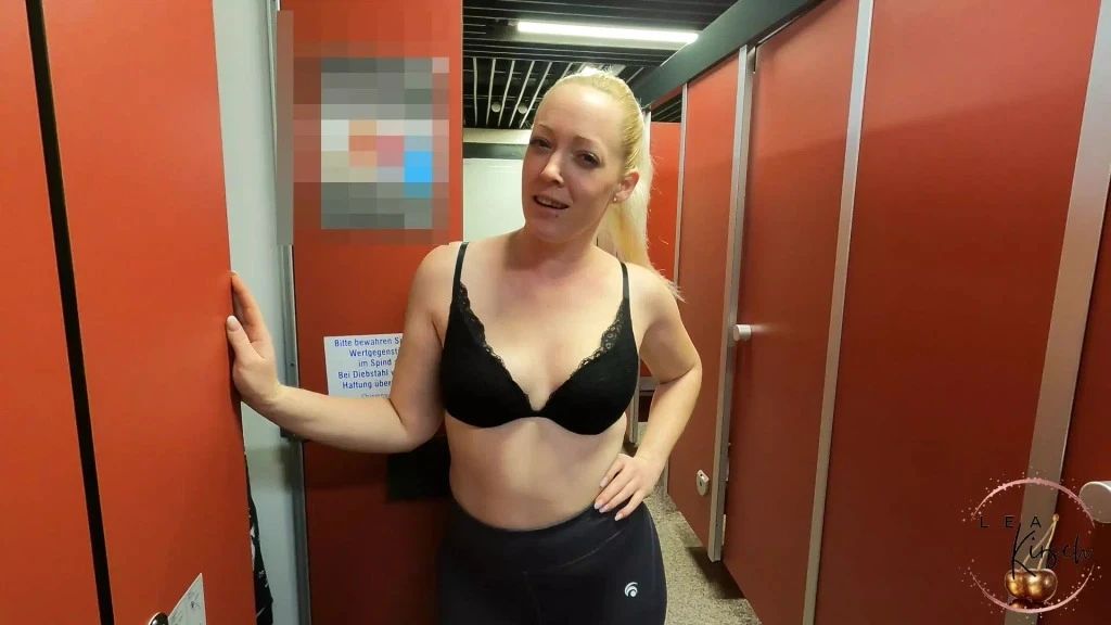 PUBLIC!!! In der Therme erkannt und abgemolken!