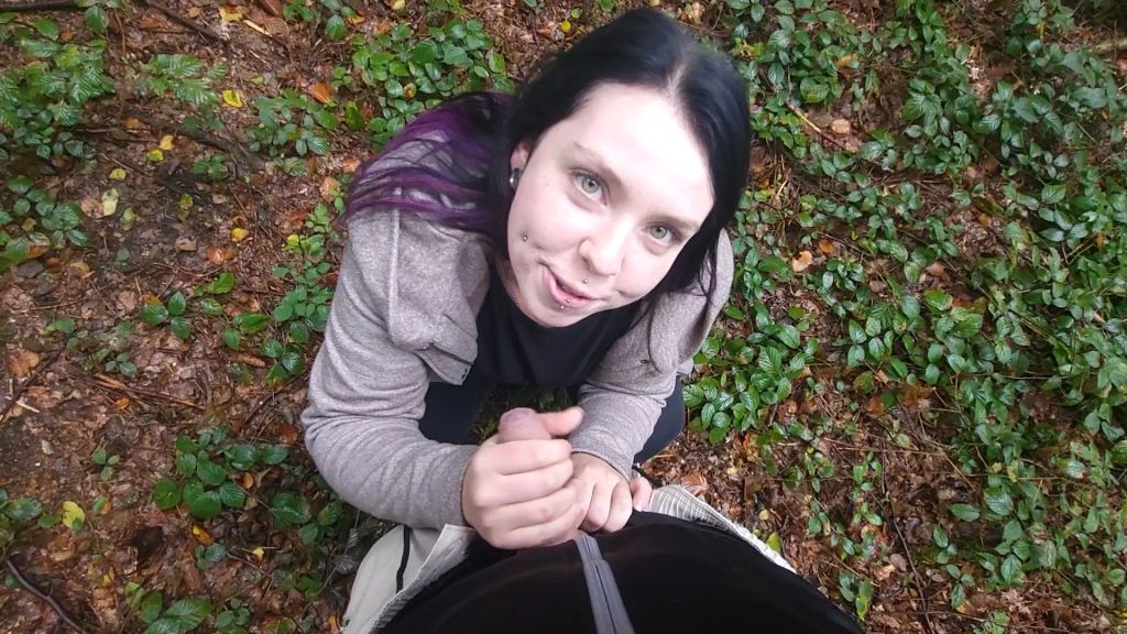sexy foto nr. 4 von Schüchternen Typen zum ERSTEN MAL im WALD geblasen