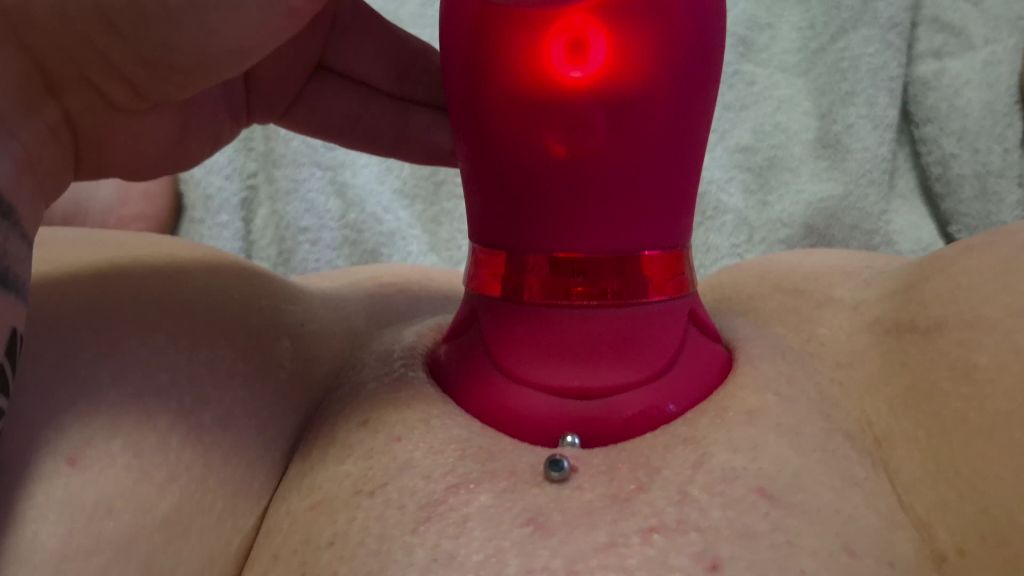 Vorschaubild 9 zum Video „OMG, ich komme! Vom neuen Toy zum Orgasmus geleckt!“