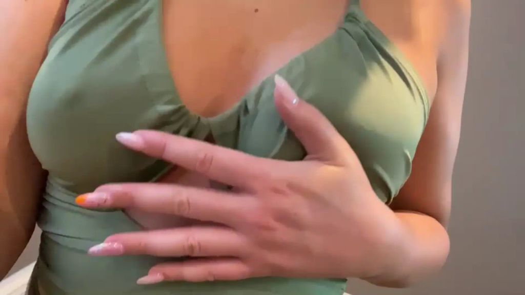 sexy foto nr. 2 von ANAL PLUG STECKT TIEF IN MEINEM ARSCH!!!
