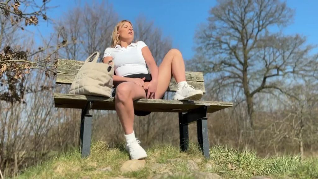 sexy foto nr. 7 von OMG!!! Dreister Spanner beobachtet mich im Park!!