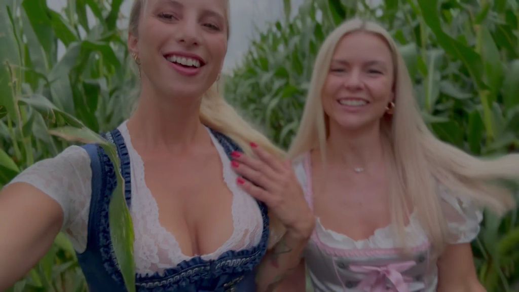 sexy foto nr. 1 von Im Dirndl ins Maisfeld gestrullert!!