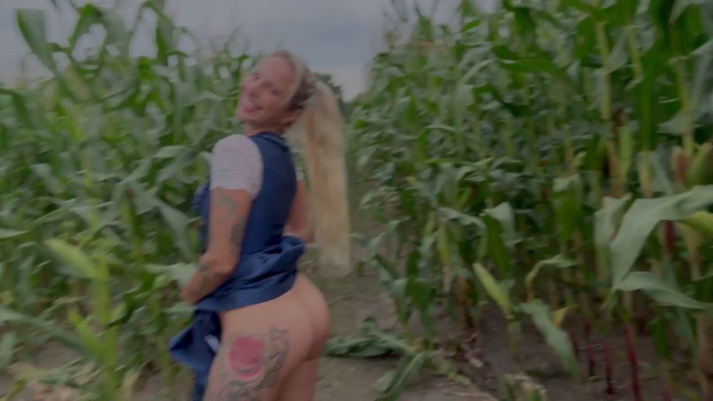 sexy foto nr. 2 von Im Dirndl ins Maisfeld gestrullert!!