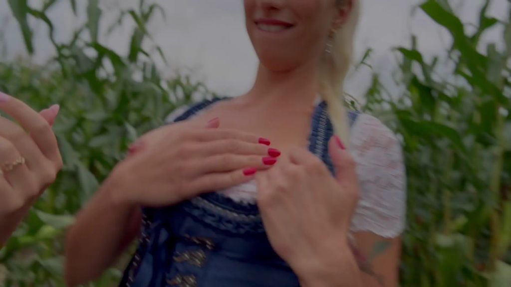 sexy foto nr. 3 von Im Dirndl ins Maisfeld gestrullert!!