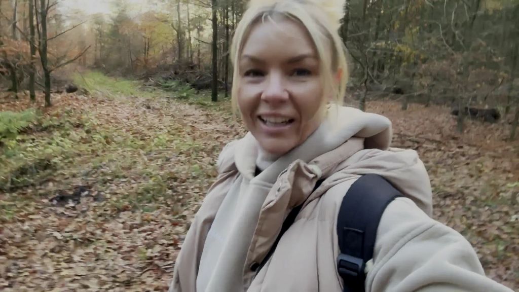 sexy foto nr. 3 von Einfach in den Wald gestrullert!