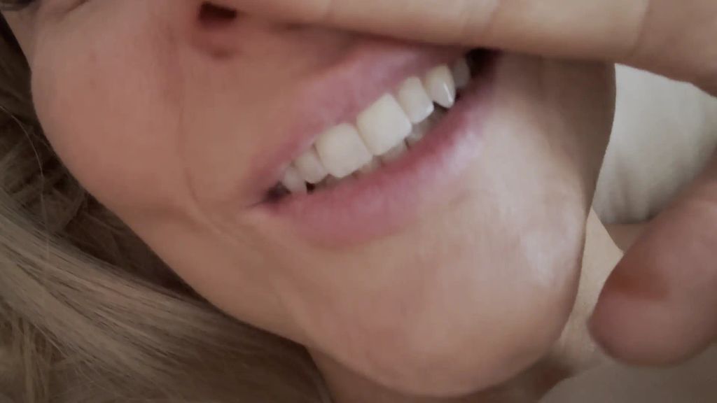 sexy foto nr. 3 von Fuck! Plötzlich klingelt es an der Tür !!!