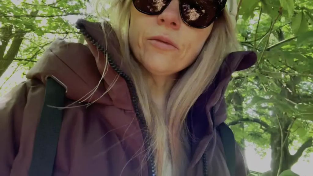 sexy foto nr. 4 von Pipi am Waldesrand! Ungeschönt und und geschminkt!