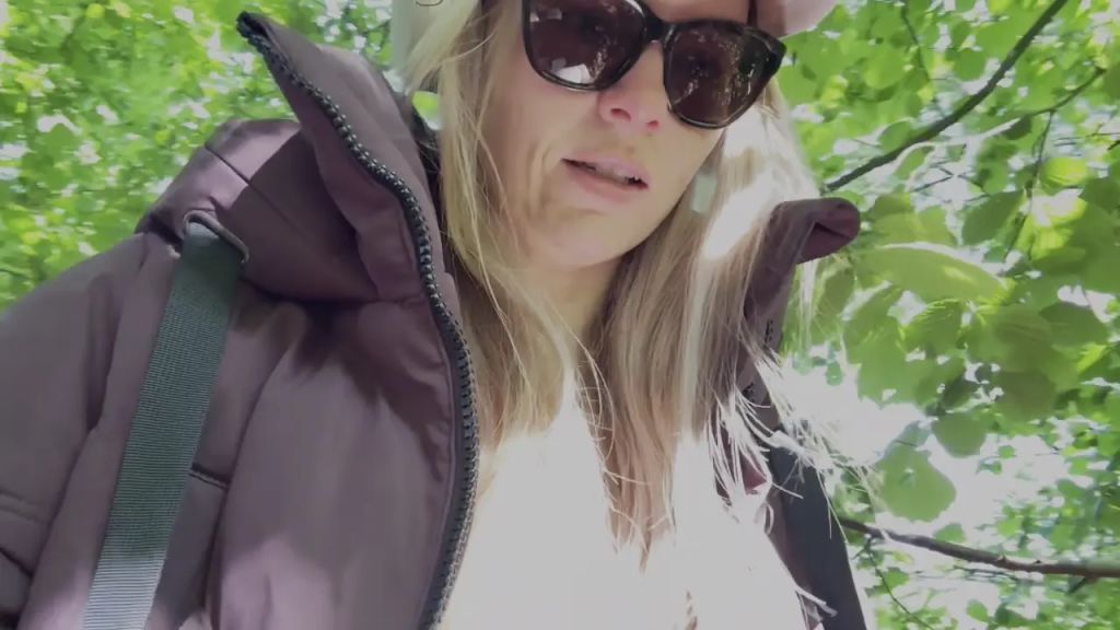 sexy foto nr. 7 von Pipi am Waldesrand! Ungeschönt und und geschminkt!