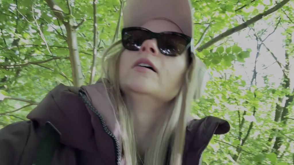 sexy foto nr. 9 von Pipi am Waldesrand! Ungeschönt und und geschminkt!