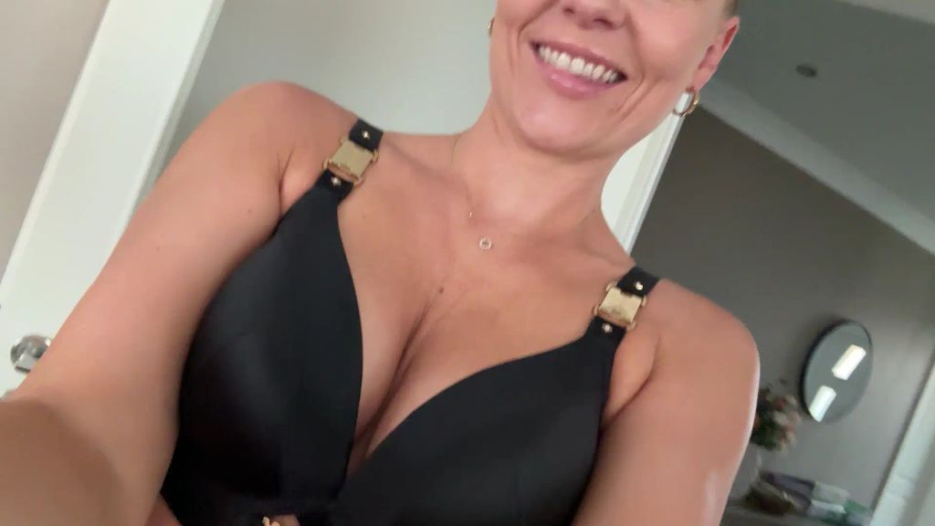 Vorschaubild 10 zum Video „Nylons und Dessous!!“