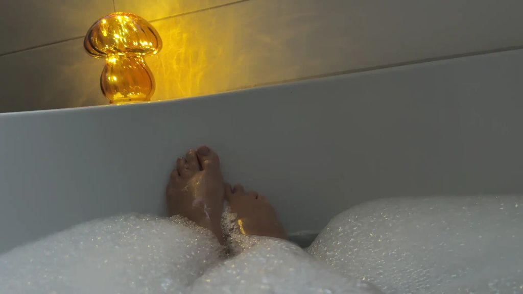 Vorschaubild 1 zum Video „Kommst du mit in die Wanne ?“