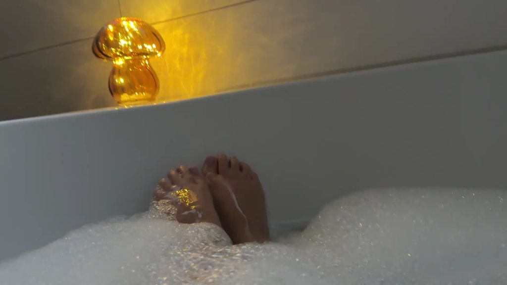 Vorschaubild 2 zum Video „Kommst du mit in die Wanne ?“