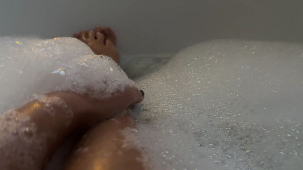 Vorschaubild 3 zum Video „Kommst du mit in die Wanne ?“