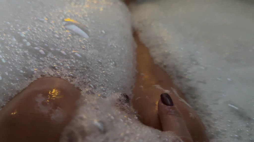Vorschaubild 4 zum Video „Kommst du mit in die Wanne ?“
