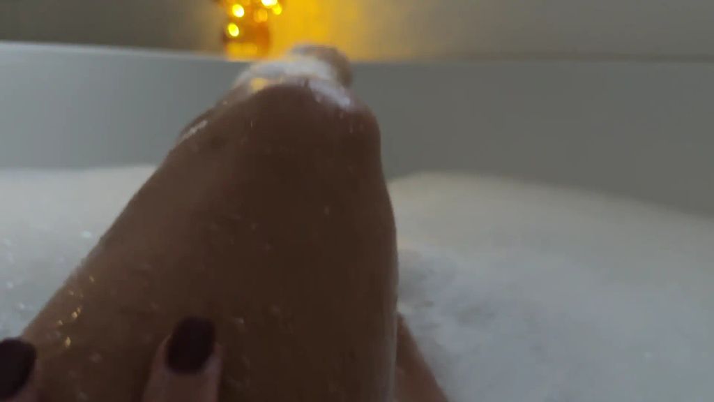 Vorschaubild 5 zum Video „Kommst du mit in die Wanne ?“