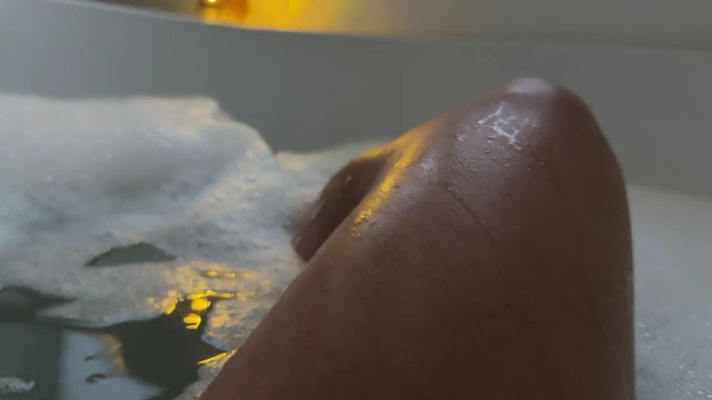 Vorschaubild 6 zum Video „Kommst du mit in die Wanne ?“