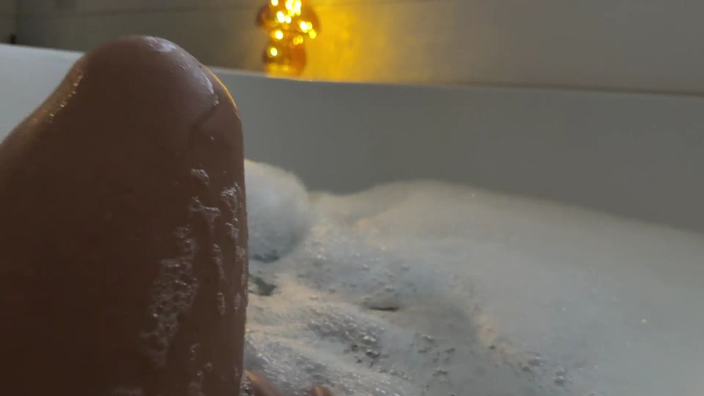 Vorschaubild 8 zum Video „Kommst du mit in die Wanne ?“