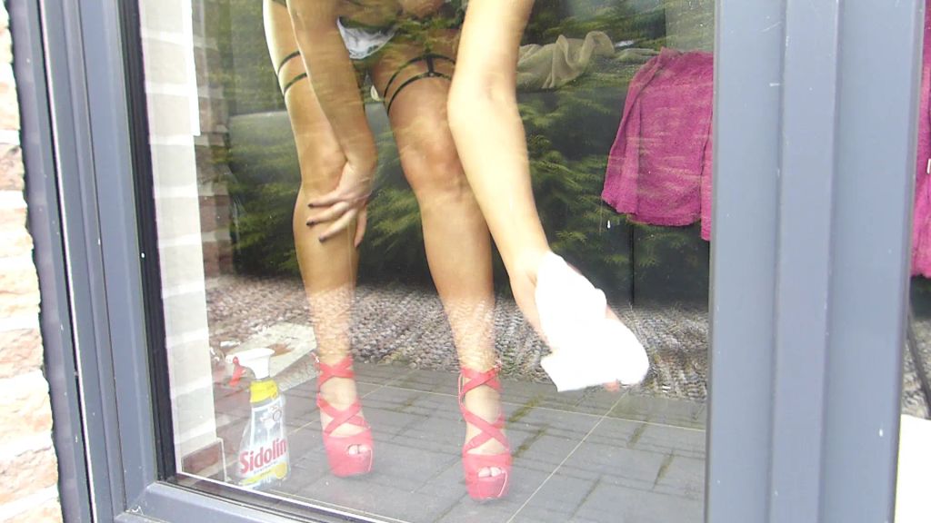 sexy foto nr. 6 von Gieriges Hausmädchen putzt nackt!! Vom Nachbarn beobachtet!!