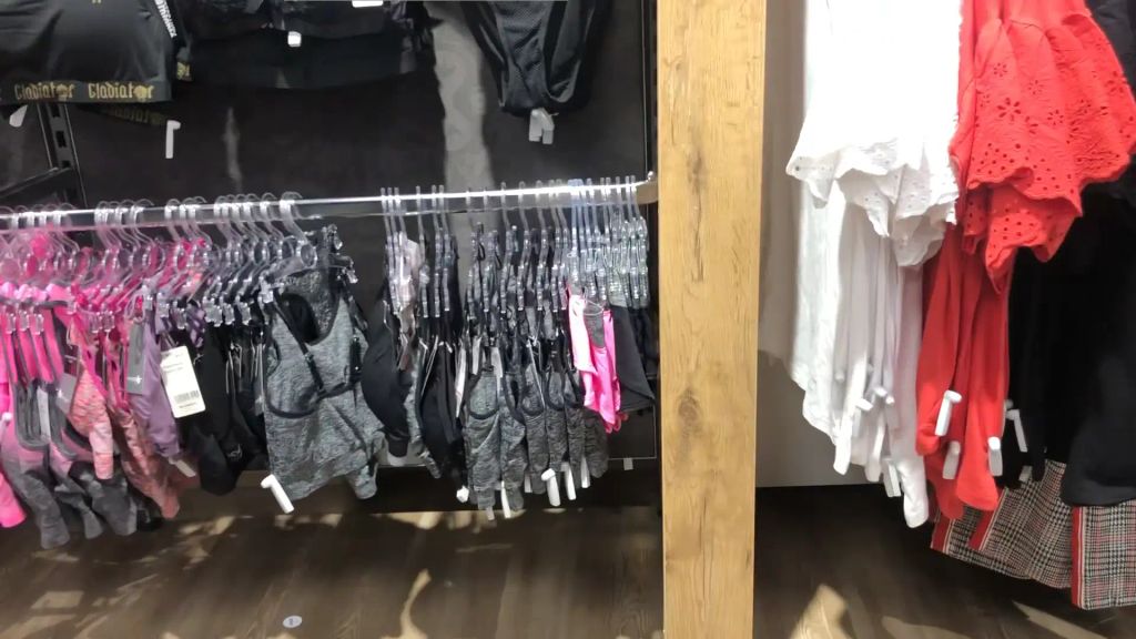 sexy foto nr. 4 von UNGLAUBLICH!!!!!! SHOPPING TOUR mit HÖHEPUNKT!!!!!