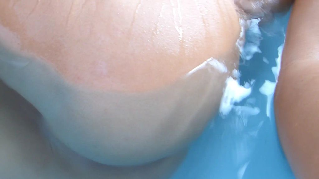 sexy foto nr. 4 von In der Wanne meiner Eltern!!! Wie konnte ich nur???