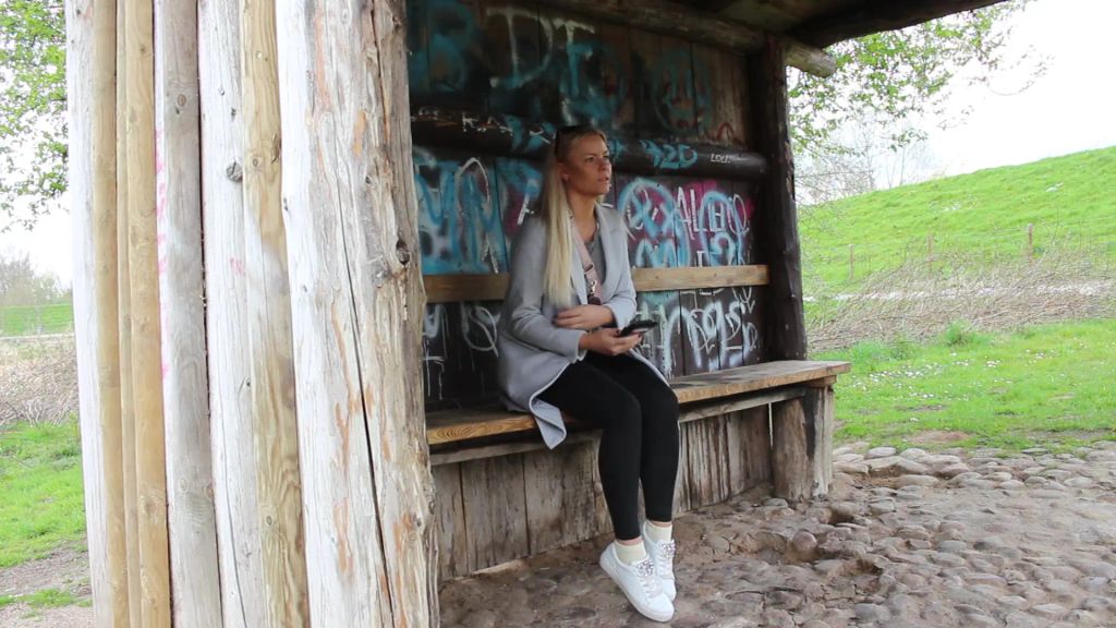 sexy foto nr. 1 von BIBI allein unterwegs! Orgasmus an der Bushaltestelle!!
